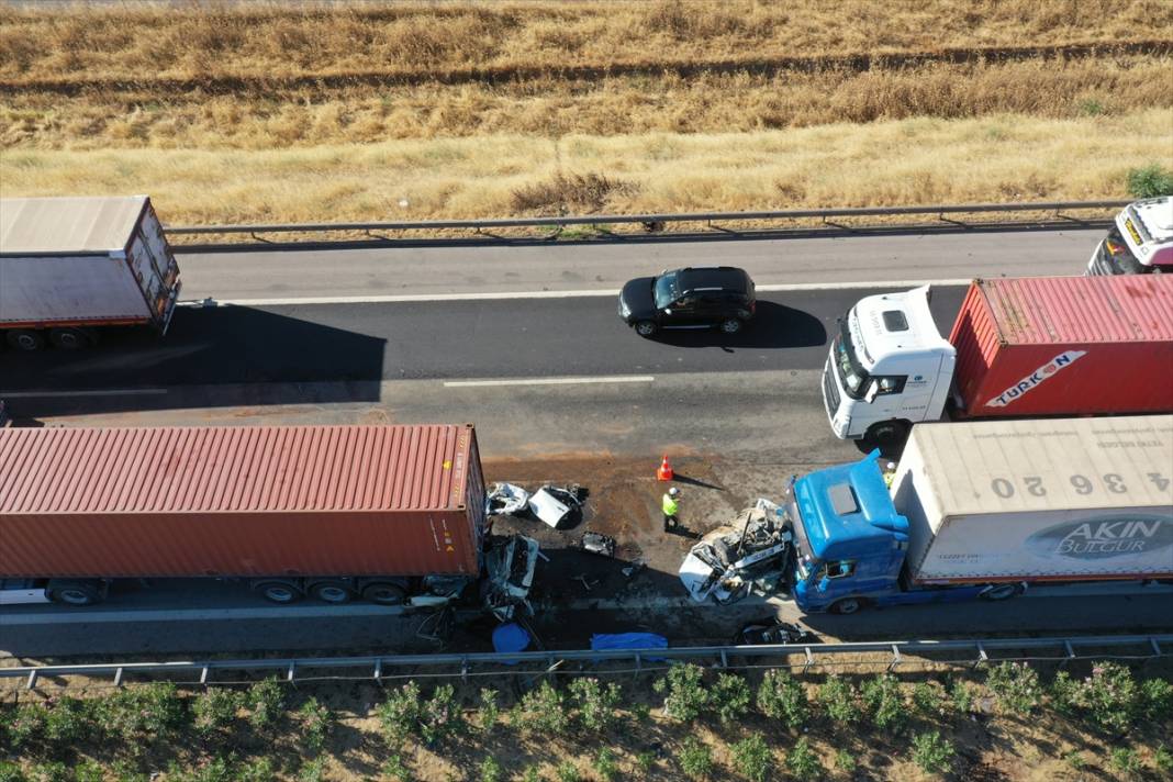 TIR ve otomobiller birbirine girdi! Ölü ve yaralılar var 4